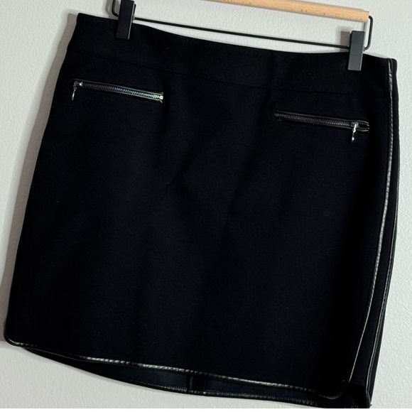 Banana Republic Mini Skirt Black Faux Leather Trim Zip Pockets Edgy Lined Sz 8 - Picture 1 of 12